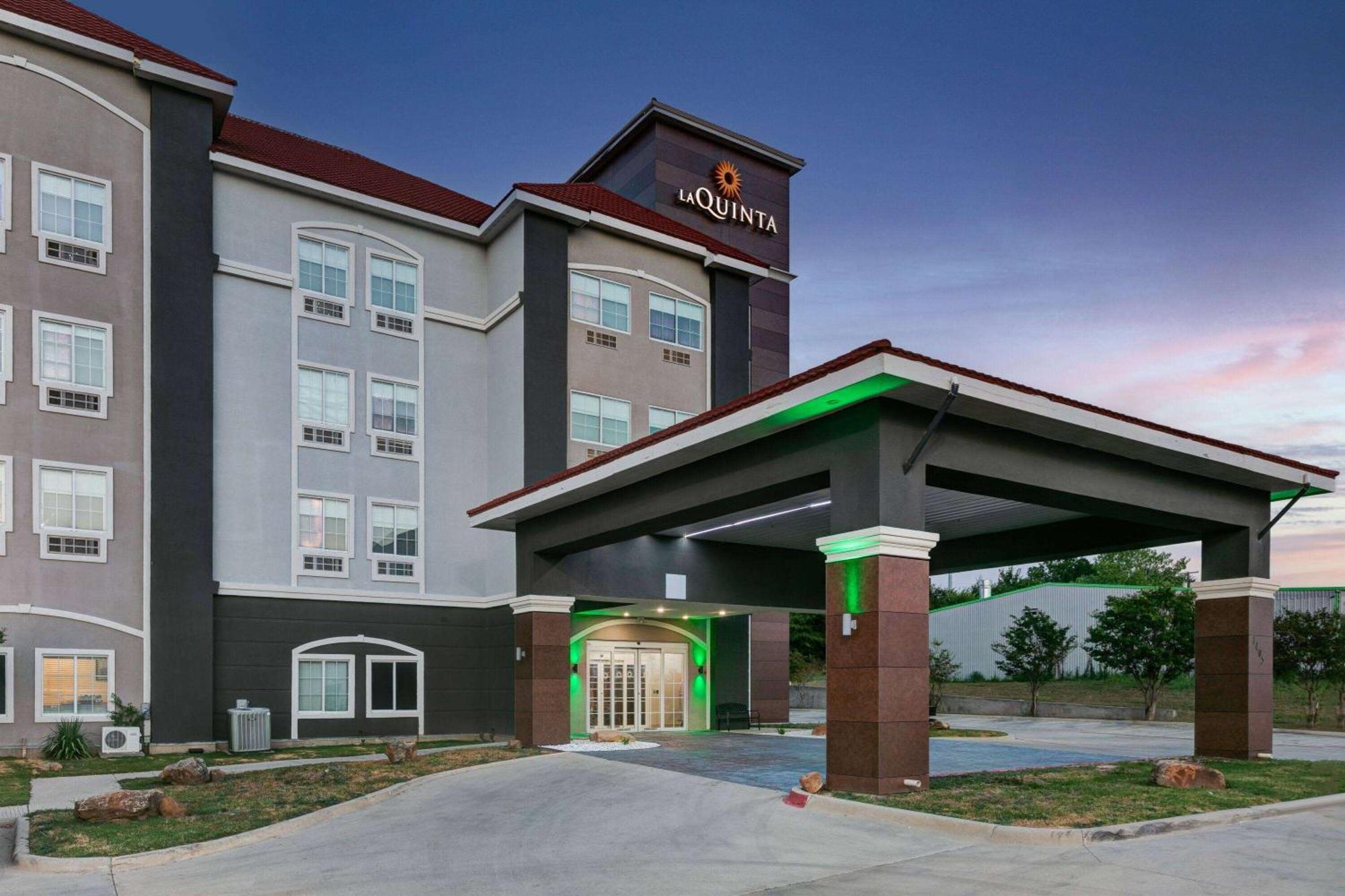 La Quinta By Wyndham Decatur Hotel Exterior photo